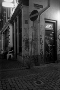 883377 Gezicht op de hoek van het pand Oudegracht 64 (hoek Pauwstraat) te Utrecht, bij nacht.